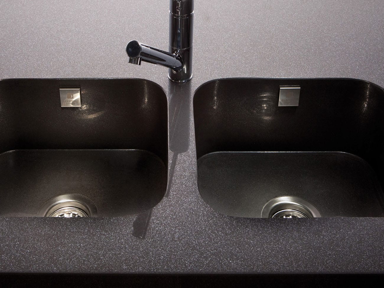 Silestone-by-Cosentino-Integrity-DUE-Sinks_Carbono1